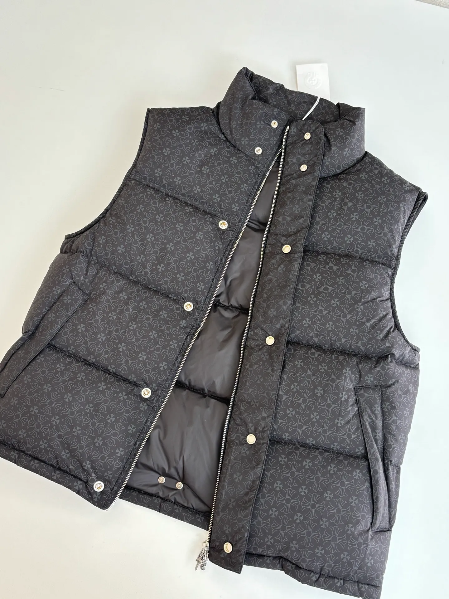 P810 Chrome Heart*/Chrome Heart dark pattern jacquard down vest uses a unique dark pattern jacquard process to make the fabric visually present a rich layering and three-dimensional effect, which is both beautiful and fashionable. High-quality fabrics, special fabrics that are waterproof, stain-proof and breathable, ensure the practicality and comfort of the clothes. The down filling is full and even, ensuring good thermal insulation performance. Filled with 90 white duck down Size: S/M/L/XL